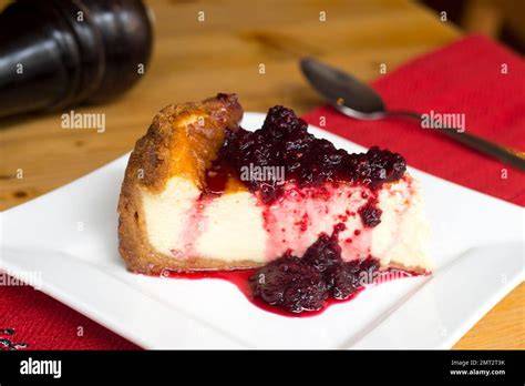 veganer Käsekuchen mit Himbeersoße und frischem Obst