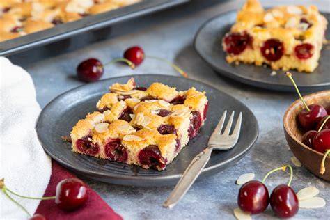 veganer Kirsch-Blechkuchen frisch gebacken auf dem Blech