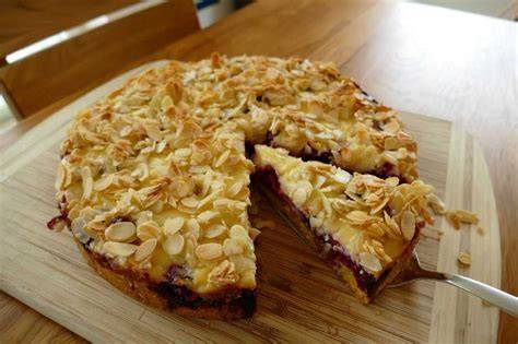 veganer Kirsch-Mandel-Kuchen im Anschnitt mit Mandelblättchen