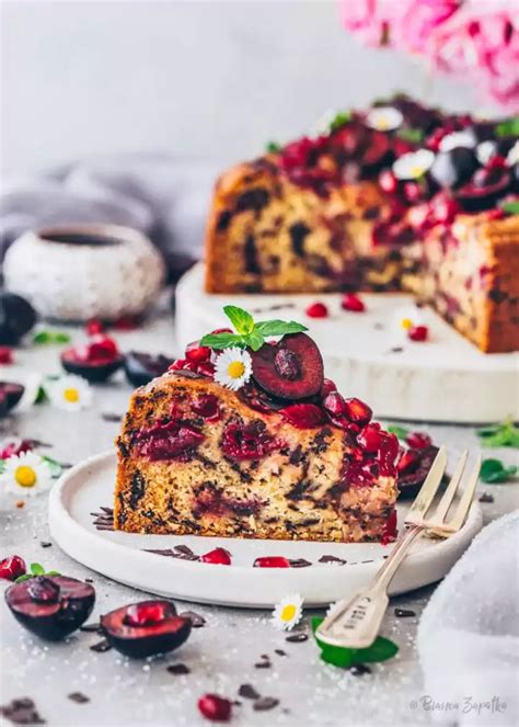 veganer Kirschkuchen angeschnitten mit Kokossahne serviert