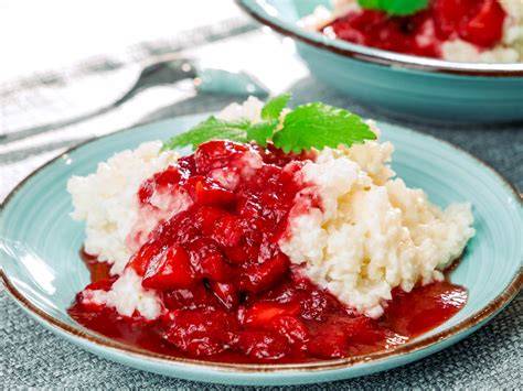 veganer Kokos-Milchreis mit Himbeersoße und Zimt