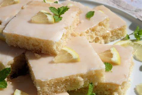 veganer Zitronenkuchen vom Blech mit Minze