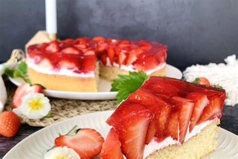 veganer erdbeerkuchen ohne zucker aufgeschnitten