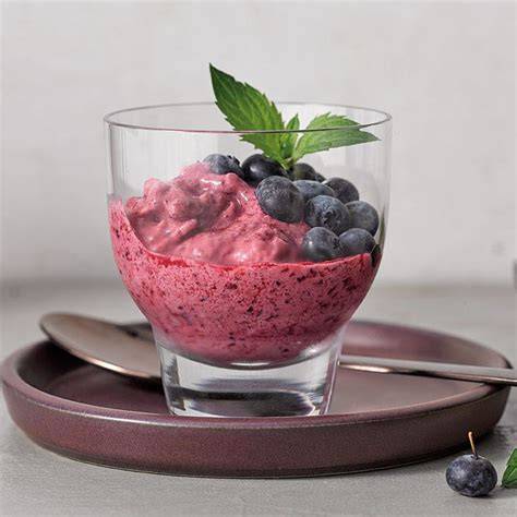 veganer frozen yoghurt in schale mit beeren