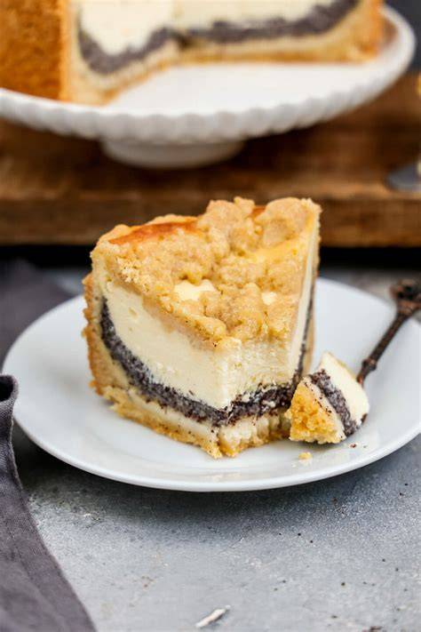 veganer mohn käsekuchen auf einer Tortenplatte, angeschnitten