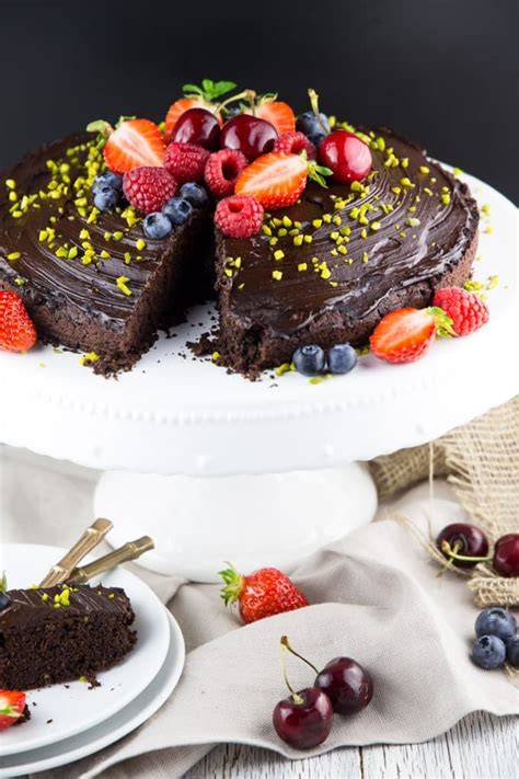 veganer schokokuchen auf teller