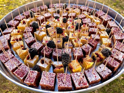 veganes Kuchenbuffet mit verschiedenen Blechkuchen