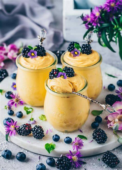 veganes dessert im glas mit beeren
