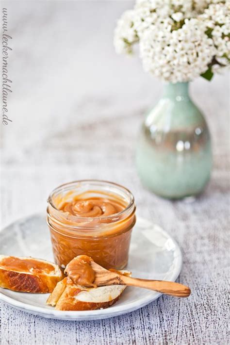 vegetarischer Karamellaufstrich auf einem Frühstückstisch