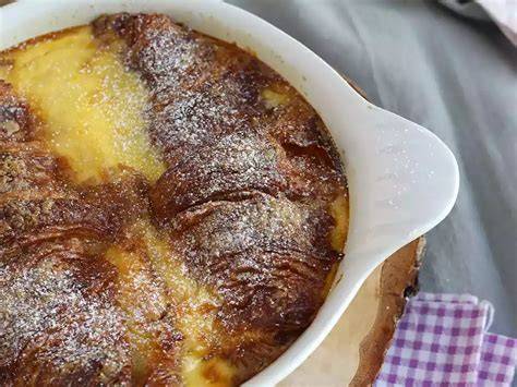verlorene croissants im ofen mit früchten