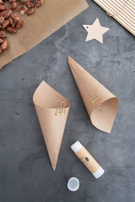 verpackte Rentier-Geschenkideen in Spitztüten und Gläsern