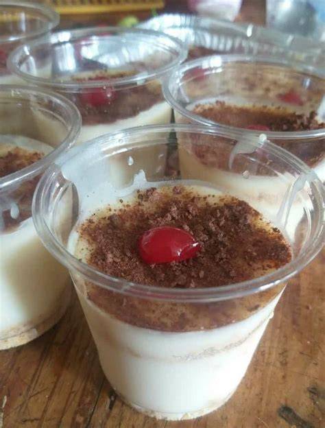 verschieden angerichtete Desserts in Plastikbechern