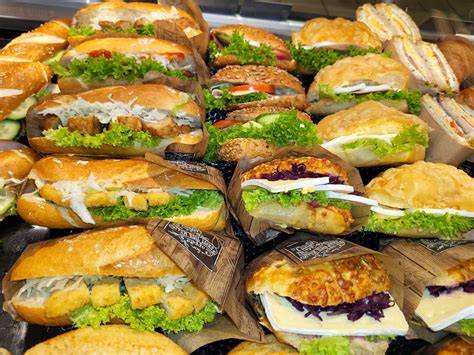 verschieden belegte Fischtorten und Snacks