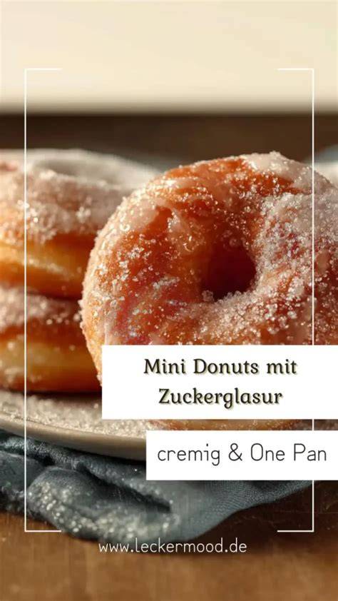 verschieden dekorierte Donuts mit Zuckerglasur