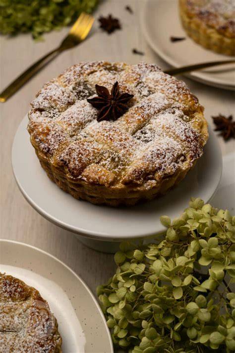 verschiedene Apfelkuchen-Variationen angerichtet auf einer Etagère