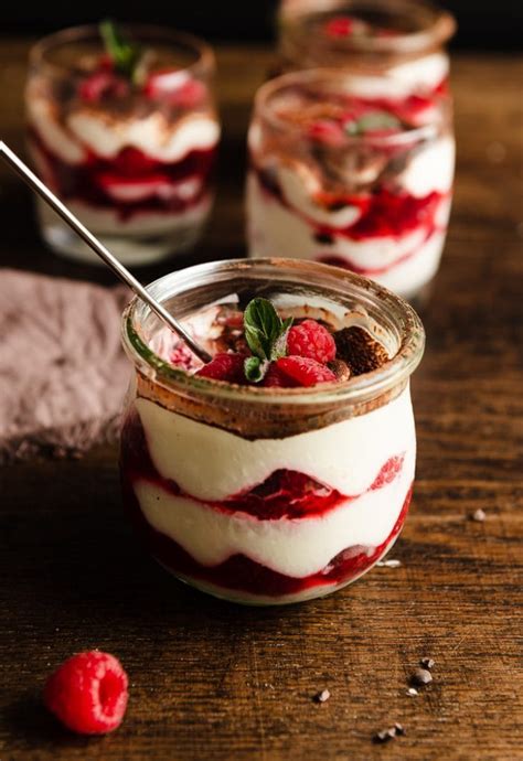 verschiedene Beeren und Nachtisch im Glas