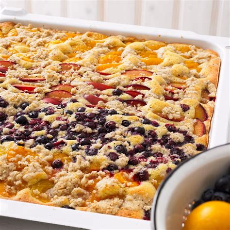 verschiedene Blechkuchen auf einem Tisch