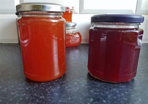 verschiedene Brotaufstriche - Marmelade, Konfitüre, Gelee im Vergleich