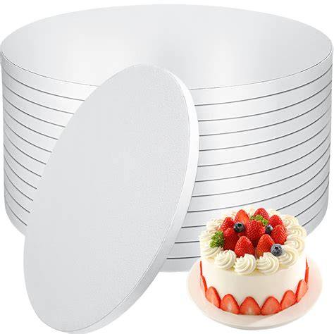 verschiedene Cake Boards und Drums im Größenvergleich mit mehrstöckigen Torten