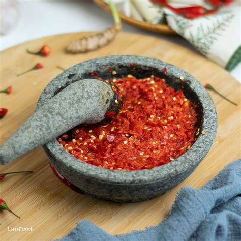 verschiedene Chilisorten und die Zutaten für Sambal Oelek
