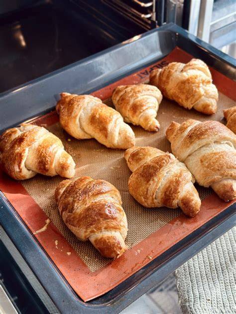 verschiedene Croissants auf einem Blech