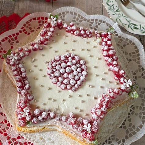 verschiedene Dekorationsvarianten für Sternkuchen - mit Puderzucker und gebackenen Sternen