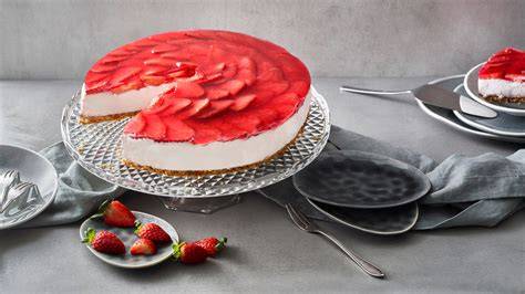 verschiedene Erdbeerkuchen ohne Backen auf einer sommerlichen Kaffeetafel