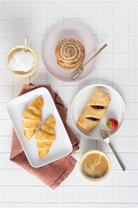 verschiedene Frühstücksoptionen mit Croissant und Alternativen