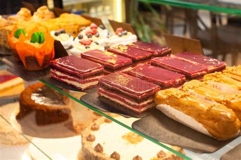 verschiedene Frischkäsealternativen nebeneinander mit Kuchenstücken