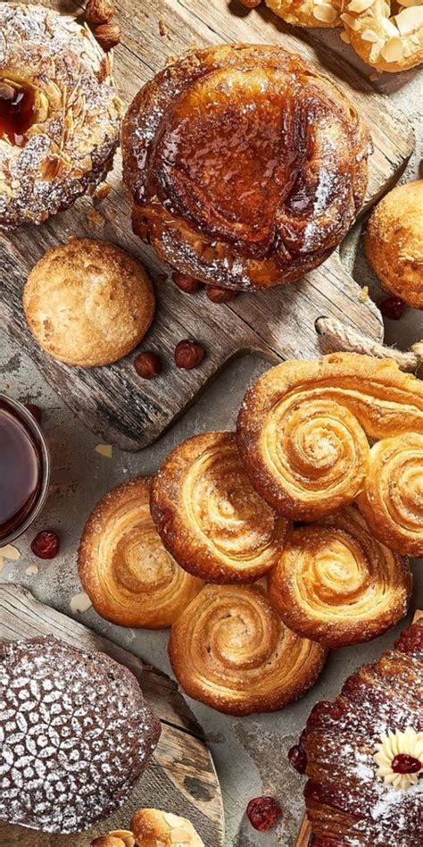 verschiedene Gebäckstücke mit Rum-Zuckerguss