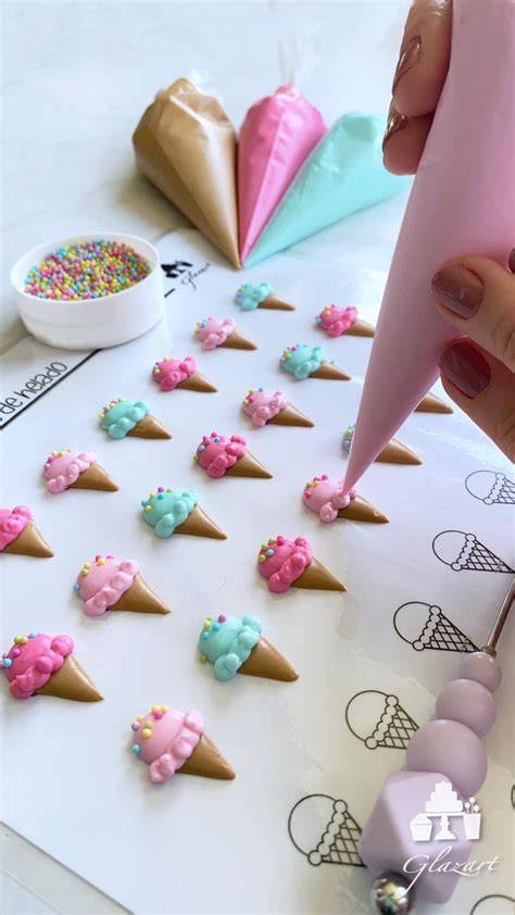 verschiedene Glasuren: Ganache, Candy Melts, Royal Icing