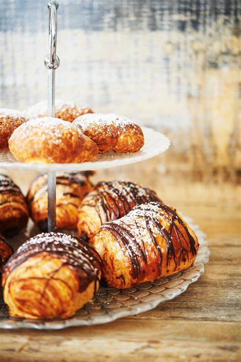 verschiedene Grießbrei-Torten auf einer Etagere
