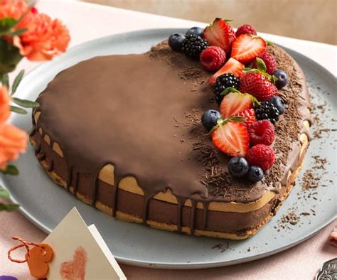 verschiedene Herzkuchen mit Deko
