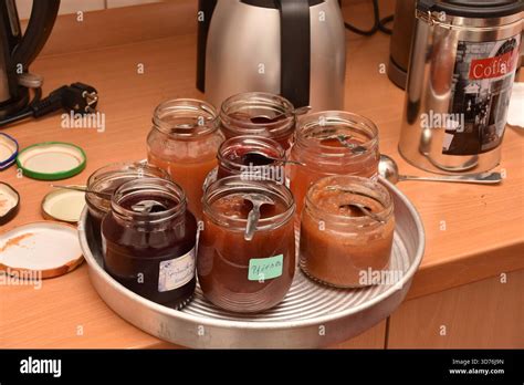 verschiedene Mövenpick Marmelade Sorten in Gläsern auf einem Frühstückstisch