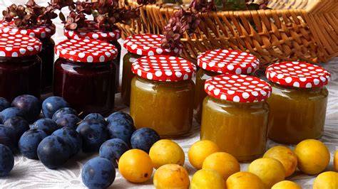 verschiedene Marmeladegläser, regionale Früchte