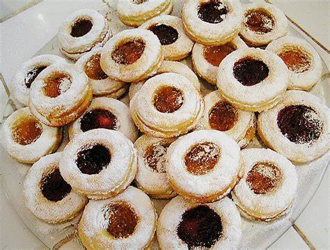 verschiedene Marmeladen zum Füllen von Plätzchen
