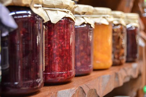 verschiedene Marmeladengläser in der Vorratskammer