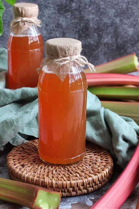verschiedene Marmeladengläser und Zutaten: Rhabarber, Vanille, Zitrone