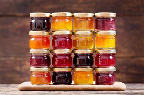 verschiedene Marmeladensorten im Glas