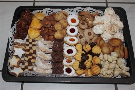 verschiedene Marzipan Guetzli Sorten auf einem Backblech