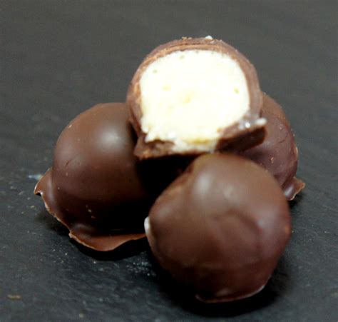 verschiedene Milchcreme-Pralinen, Schnittbild und Füllung