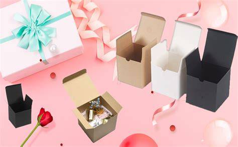 verschiedene Mini-Torten und Geschenke in Schachteln