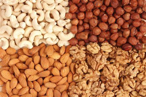 verschiedene Nussmischungen: Mandeln, Cashews, Walnüsse