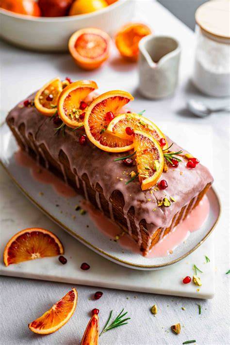 verschiedene Scheiben Rührkuchen auf aufgeschnittener Kastenform, nebeneinander dekoriert