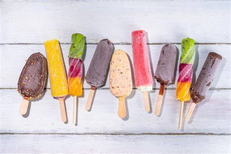 verschiedene Sorten Pudding-Eis am Stiel