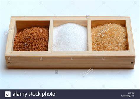 verschiedene Sorten brauner Zucker (kristalle, farben)