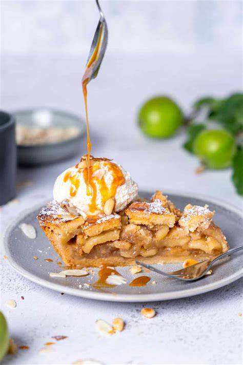 verschiedene Toppings auf Apfelkuchen: Sahne, Vanilleeis, gehackte Nüsse