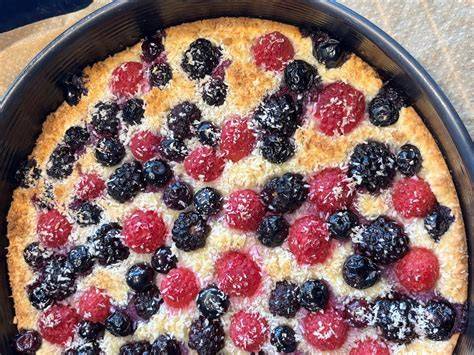 verschiedene Toppings für veganen Kokoskuchen, Beeren, Kokoschips, Zitronenguss
