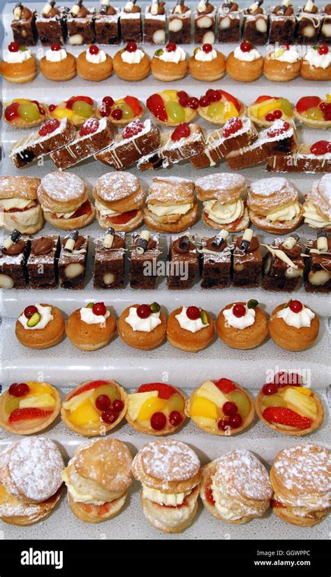 verschiedene Tortengirlanden auf Kuchen
