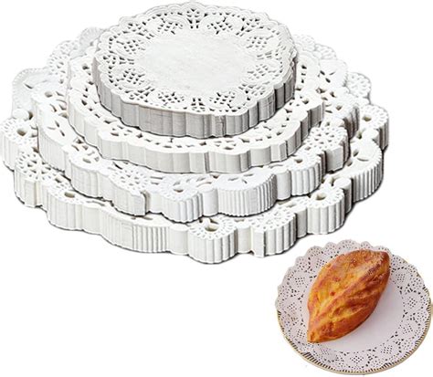verschiedene Tortenspitzen und Tortenpappen als Unterlage für Kuchenstücke